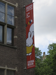 908171 Afbeelding van de banner met de tekst 'FEEST! NIJNTJE 60 JAAR', aan de gevel van het Centraal Museum ...